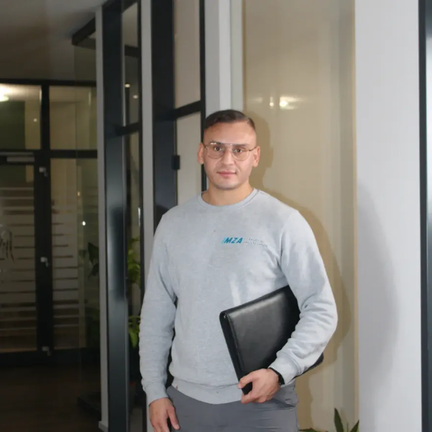 Anis Ziani mit einer Einsatzmappe von MZA Schlüsseldienst