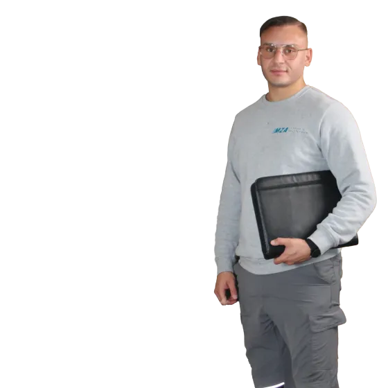 Anis Ziani von MZA Schlüsseldienst mit Mappe