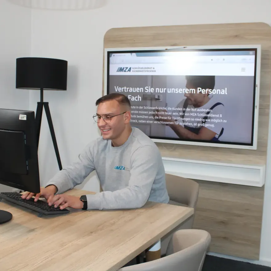 Anis Ziani beim telefonischen Kundenkontakt
