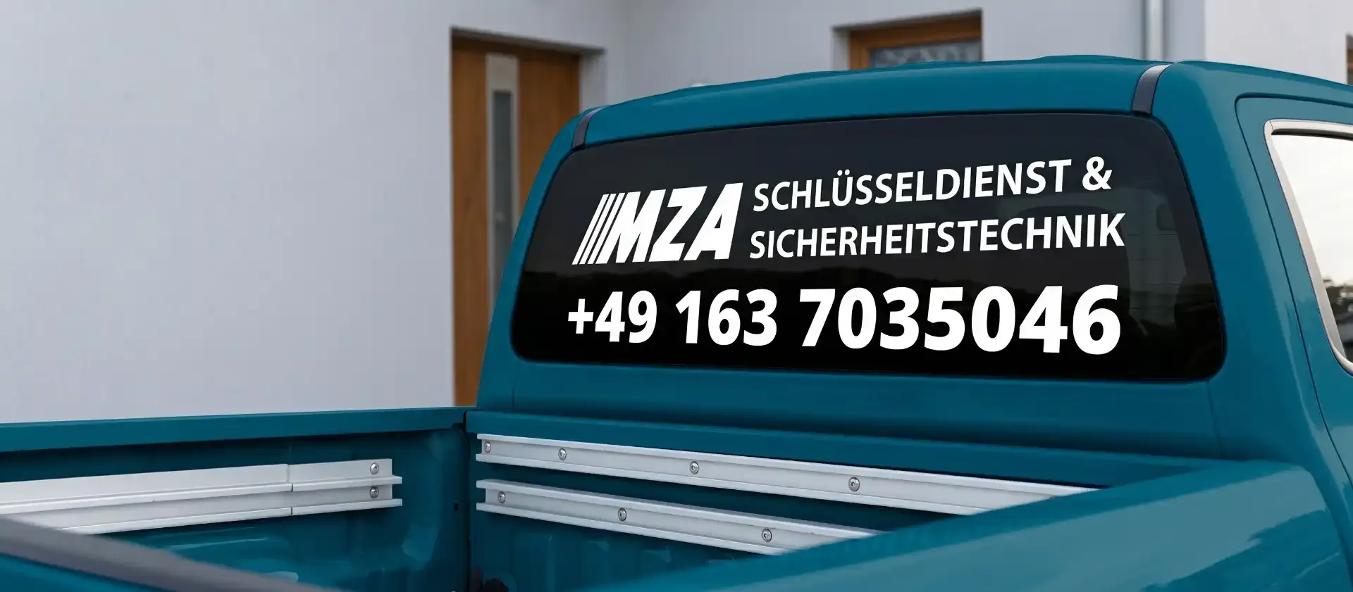 MZA Schlüsseldienst Firmenwagen vor einem Wohnhaus